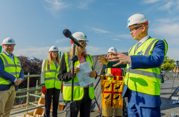 Principal, Fellows, Lord Hague on roof 2